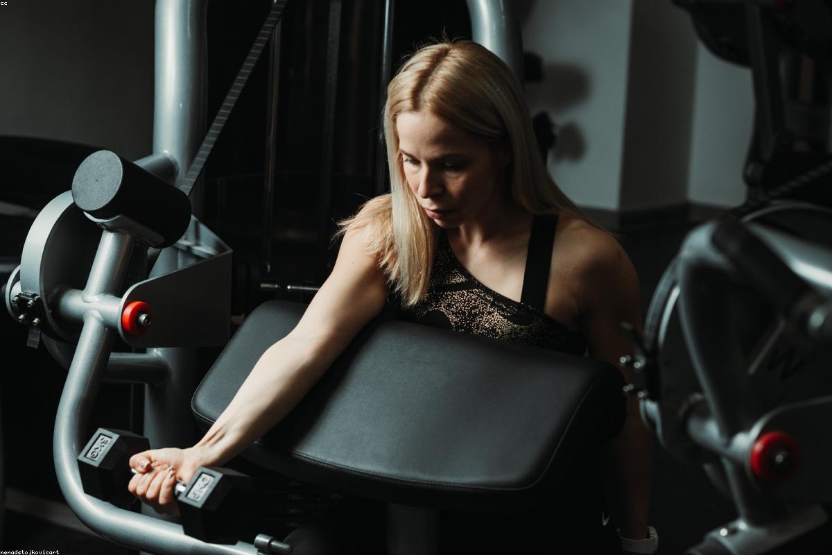 Haltères hexagonaux et kettlebells alignés sur un rack de rangement en salle